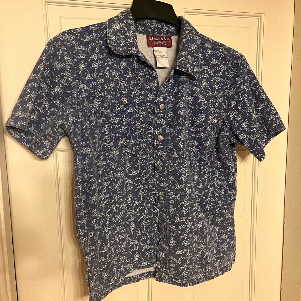 Vintage Denim&Co Casey and Max Blue and White Floral Button Down Shirt